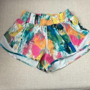 Lululemon 2.5” low rise hottie hot shorts. Size 2